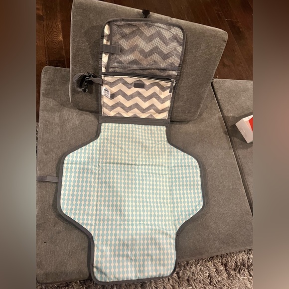 Skip Hop - Portable Changing Pad Pronto Clutch Baby / Infant Diaper Wipes Holder - Picture 7 of 13